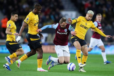 Wolverhampton Wanderers takımından Emmanuel Agbadou, 1 Nisan 2025 tarihinde Wolverhampton Wanderers-West Ham United maçında West Ham United maçında faul yaptı.