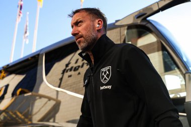 West Ham United 'ın Graham Potter baş antrenörü, 1 Nisan 2025' te İngiltere 'nin Wolverhampton kentinde oynanan Premier League maçında Wolverhampton Wanderers-West Ham United maçından önce geldi.