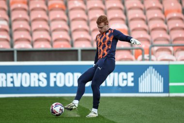 Blackpool 'dan Mackenzie Chapman, 1 Nisan 2025' te Bloomfield Road, Blackpool 'da oynanan Blackpool-Blackpool maçında maç öncesi ısınma maçında