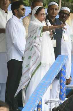 Kurban Bayramı namazından sonra Batı Bengal Genel Bakanı Mamata Banerjee, 31 Mart 2025 tarihinde Hindistan 'ın Kolkata kentinde, Kızıl Yol' da yeğeni Abhishek Banerjee 'nin huzurunda. Hayırlı bayram kutlaması bir şenliktir.