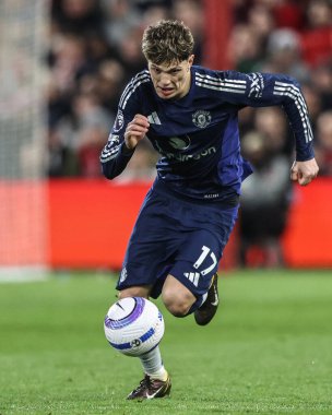 Manchester United takımından Alejandro Garnacho Premier League maçında Nottingham Forest, Manchester United 'a karşı City Ground, Nottingham, İngiltere' de 1 Nisan 2025 'de oynadığı maçta topu bırakıyor.