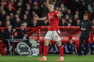 Nottingham Ormanı 'ndan Nikola Milenkovi Premier Lig maçı sırasında Nottingham Forest Manchester United' a karşı City Ground, Nottingham, 1 Nisan 2025