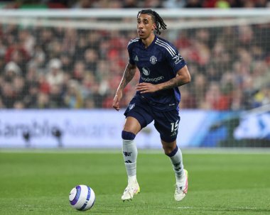 Manchester United takımından Leny Yoro, Premier League maçında Nottingham Forest ile Manchester United arasında 1 Nisan 2025 'te City Ground, Nottingham, İngiltere' de oynanan maçta topu aldı.