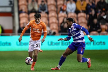 Blackpool 'dan Rob Apter, 1 Nisan 2025' te Bloomfield Road, Blackpool 'da oynanan Blackpool - Blackpool maçında topu aldı.