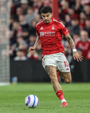 Nottingham Ormanı 'ndan Morgan Gibbs-White Premier League maçında Nottingham Forest, Manchester United' a karşı City Ground, Nottingham, İngiltere 'de 1 Nisan 2025' de oynadığı maçta topu düşürüyor.