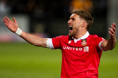 Wrexham AFC 'den Sam Smith, 1 Nisan 2025 tarihinde Birleşik Krallık Abbey Stadyumu' nda oynanan Cambridge United - Wrexham maçında tepki gösterdi.