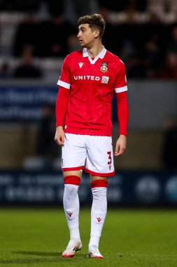 Wrexham AFC 'den Lewis Brunt, 1 Nisan 2025 tarihinde İngiltere' de oynanan ve Cambridge United 'ın Wrexham' a karşı oynadığı maçta maçı izliyor.