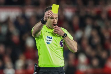 Hakem Jarred Gillet Manchester United Premier Ligi maçında Alejandro Garnacho 'ya sarı kart verdi Nottingham Forest Manchester United' a karşı City Ground, Nottingham, İngiltere, 1 Nisan 2025