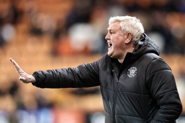 Blackpool teknik direktörü Steve Bruce, 1 Nisan 2025 'te Bloomfield Road, Blackpool' da Blackpool vs Reading maçında teknik alanda tepki gösterdi.