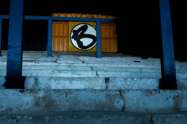 Cledara Abbey Stadyumu 'nun, 1 Nisan 2025' te Cledara Abbey Stadyumu 'nda oynanan Cambridge United - Wrexham maçından önceki detaylı görüntüsü