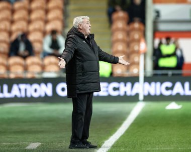 Blackpool teknik direktörü Steve Bruce, 1 Nisan 2025 'te Bloomfield Road, Blackpool' da Blackpool vs Reading maçında teknik alanda tepki gösterdi.