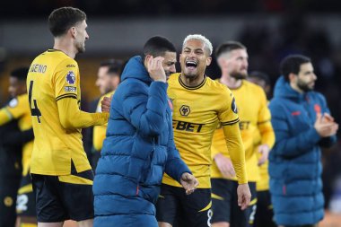 Wolverhampton Wanderers takımlarından Joo Gomes, 1 Nisan 2025 'te Wolverhampton Wanderers-West Ham United maçını kazandıktan sonra Wolineux, Wolverhampton, İngiltere' den Andr ile gülüyor.