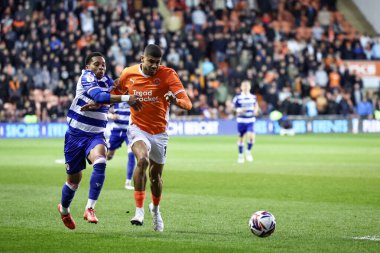 Blackpool takımından Ashley Fletcher, 1 Nisan 2025 'te Bloomfield Road, Blackpool' da oynanan Blackpool-Reading maçında topu aldı.