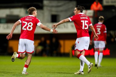 Wrexham AFC 'den Sam Smith, 1 Nisan 2025' te Abbey Stadyumu 'nda oynanan Cambridge United-Wrexham maçında George Dobson ile yaptığı maçı 2-2 kazanarak kutluyor.