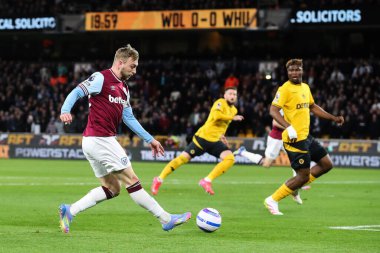 West Ham United takımından Jarrod Bowen, Premier League maçında Wolverhampton Wanderers - West Ham United maçında Molineux, Wolverhampton, Birleşik Krallık 'ta 1 Nisan 2025' te topu geçiyor.