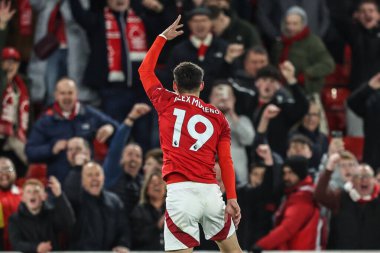 Nottingham Ormanı 'ndan Lex Moreno, Premier League maçından sonra İngiltere' nin Nottingham şehrinde 1 Nisan 2025 'te oynanan Manchester United maçında taraftarlarıyla kutlama yapıyor.