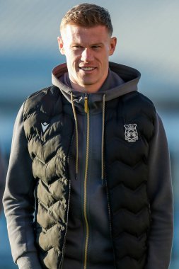 Wrexham AFC takımından James McClean, 1 Nisan 2025 tarihinde Abbey Stadyumu 'nda oynanan Cambridge United-Wrexham maçından önce Abbey Stadyumu' na geldi.