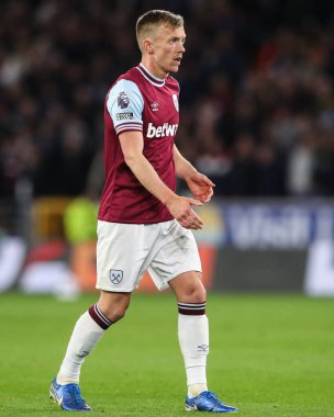 West Ham United 'dan James Ward-Prowse Premier League maçı sırasında Wolverhampton Wanderers, Molineux, Wolverhampton' da West Ham United 'a karşı, 1 Nisan 2025