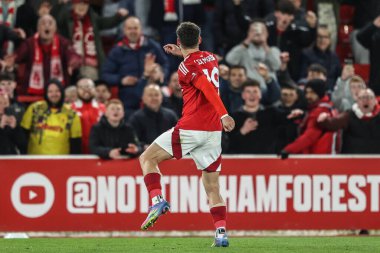 Nottingham Ormanı 'ndan Lex Moreno, Premier League maçından sonra İngiltere' nin Nottingham şehrinde 1 Nisan 2025 'te oynanan Manchester United maçında taraftarlarıyla kutlama yapıyor.