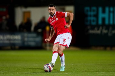 Wrexham AFC takımından Eoghan O 'Connell, 1 Nisan 2025' te Cambridge United 'a karşı Wrexham maçında pas veriyor.