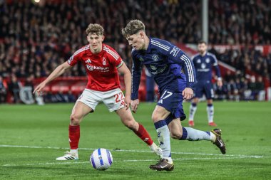 Manchester United takımından Alejandro Garnacho Premier League maçında Nottingham Forest, Manchester United 'a karşı City Ground, Nottingham, İngiltere' de 1 Nisan 2025 'de oynadığı maçta topu bırakıyor.