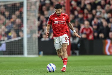 Nottingham Ormanı 'ndan Morgan Gibbs-White Premier League maçında Nottingham Forest, Manchester United' a karşı City Ground, Nottingham, İngiltere 'de 1 Nisan 2025' de oynadığı maçta topu düşürüyor.