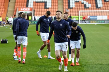 Blackpool 'dan Lee Evans, Sky Bet Ligi 1 maçında Blackpool' a karşı Bloomfield Road, Blackpool, İngiltere 'de 1 Nisan 2025' te oynanan maçta ısınma turunda...