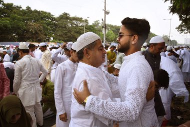 Müslüman dindarlar, 17 Haziran 2025 'te Kolkata' da Kızıl Yol 'da Kurban Bayramı dolayısıyla namazdan (namaz) sonra birbirlerini selamlıyorlar.