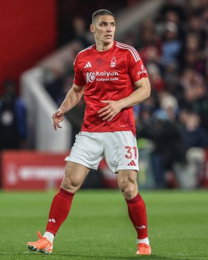 Nottingham Ormanı 'ndan Nikola Milenkovi Premier Lig maçı sırasında Nottingham Forest Manchester United' a karşı City Ground, Nottingham, 1 Nisan 2025