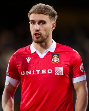 Wrexham AFC 'den Sam Smith, 1 Nisan 2025' te Birleşik Krallık Abbey Stadyumu 'nda oynanan Cambridge United - Wrexham maçından önce sıralanıyor.