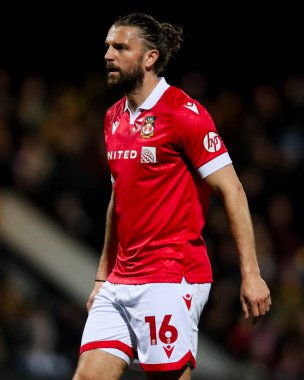 Wrexham AFC 'den Jay Rodriguez, 1 Nisan 2025' te Cambridge United 'ın Wrexham' a karşı oynadığı maçta maçı izliyor.