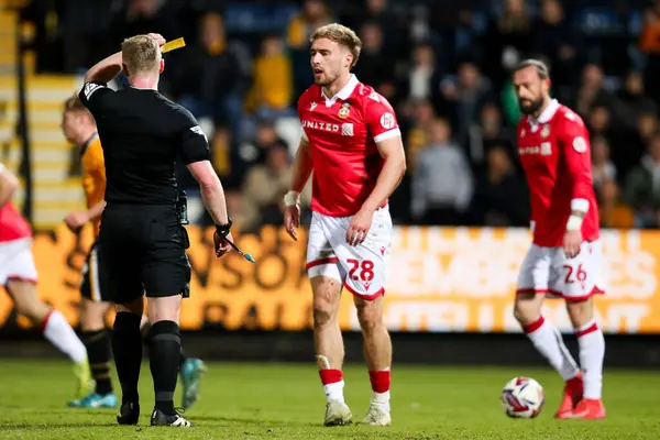 Hakem Thomas Parsons, Wrexham AFC 'den Sam Smith' e 1 Nisan 2025 'te Abbey Stadyumu' nda oynanan Cambridge United-Wrexham maçında sarı kart gösterdi.