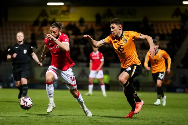 Wrexham AFC 'den Jay Rodriguez, Cambridge United ile Wrexham maçında Cambridge United' ın 1 Nisan 2025 'te oynadığı maçta Cambridge United' dan Paul Digby 'nin baskısı altında.