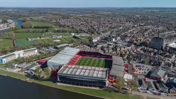 Premier Lig maçı sırasında Nottingham Forest, Manchester United 'a karşı City Ground, Nottingham, İngiltere' de 1 Nisan 2025 'te oynanan City Ground maçının hava görüntüsü.