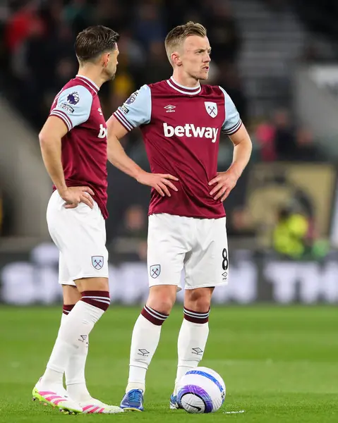 West Ham United takımından James Ward-Prowse, 1 Nisan 2025 'te Wolverhampton Wanderers' ın Molineux, Wolverhampton, Birleşik Krallık 'ta oynadığı Premier League maçında serbest atış hakkı kazandı.