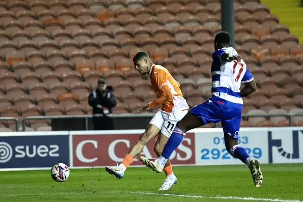 Blackpool takımından Ashley Fletcher, 1 Nisan 2025 'te Bloomfield Road, Blackpool' da oynanan Blackpool-Reading maçında kalede şut çekiyor.