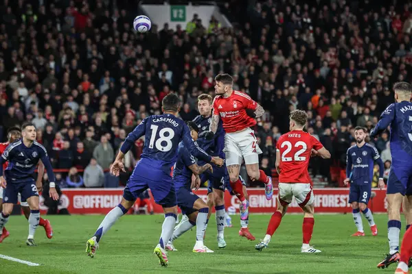 Nottingham Ormanı 'ndan Morato Premier Lig maçı Nottingham Forest Manchester United' a karşı 1 Nisan 2025 'te City Ground, Nottingham, İngiltere' de oynanan maçta kaleye ilerliyor.