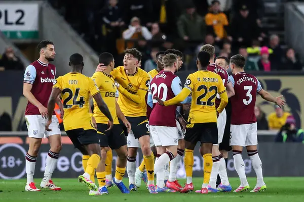 Wolverhampton Wanderers takımından Jrgen Strand Larsen, 1 Nisan 2025 'te Wolverhampton Wanderers' ın Molineux, Wolverhampton, Birleşik Krallık 'ta West Ham United' a karşı oynadığı Premier League maçı sırasında çıkan tartışma sonrasında Wolverhampton Wanderers takımından Andr ile konuştu.