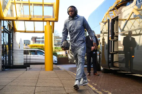 West Ham United 'dan Aaron Wan-Bissaka, 1 Nisan 2025' te İngiltere 'nin Wolverhampton kentinde oynanan Premier League karşılaşmasında Wolverhampton Wanderers' a karşı West Ham United önünde geldi.