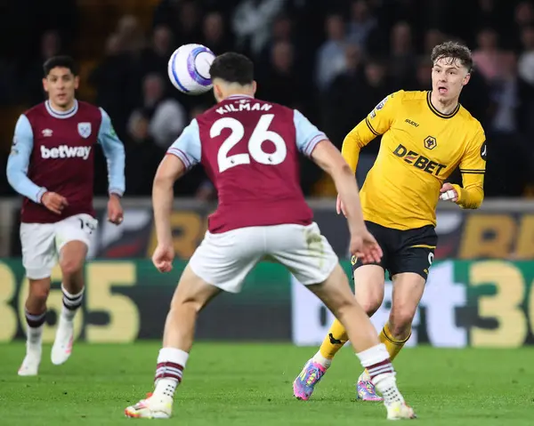 Wolverhampton Wanderers takımından Jrgen Strand Larsen, 1 Nisan 2025 'te Wolverhampton Wanderers' ın Molineux, Wolverhampton 'da oynadığı West Ham United maçında pas attı.