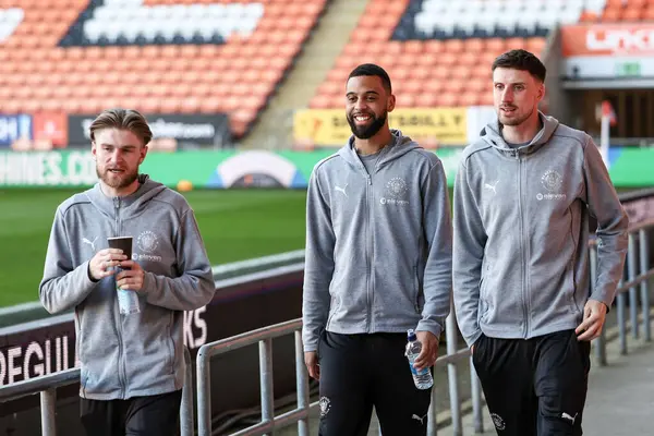 Blackpool 'dan Hayden Coulson, CJ Hamilton ve Jake Beesley, 1 Nisan 2025' te Bloomfield Road, Blackpool 'da oynanan Blackpool-Reading maçında geldiler.
