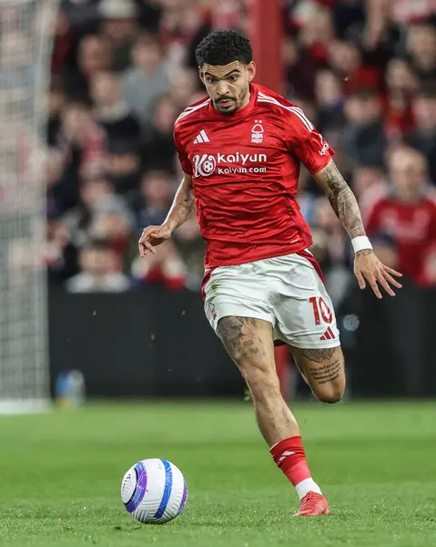 Nottingham Ormanı 'ndan Morgan Gibbs-White Premier League maçında Nottingham Forest, Manchester United' a karşı City Ground, Nottingham, İngiltere 'de 1 Nisan 2025' de oynadığı maçta topu düşürüyor.