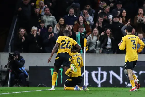 Wolverhampton Wanderers takımından Jrgen Strand Larsen, 1 Nisan 2025 tarihinde İngiltere 'nin Wolineux kentinde oynanan Premier League maçında Wolverhampton Wanderers - West Ham United maçında 1-0' lık galibiyet golünü kutluyor.