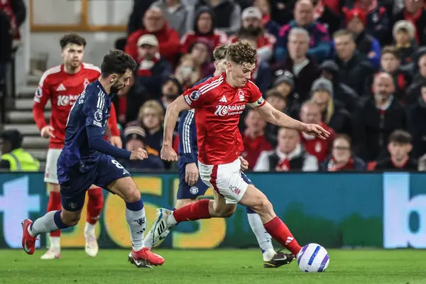 Nottingham Forest 'tan Ryan Yates Premier League maçında Manchester United' a karşı Nottingham Forest, Nottingham, Birleşik Krallık 'ta 1 Nisan 2025' te oynanan Premier League maçında attığı topla yarışıyor.