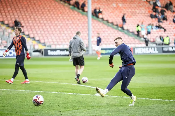 Blackpool 'dan Sonny Carey, Sky Bet 1 maçı sırasındaki ısınma turunda Blackpool - Bloomfield Road, Blackpool, İngiltere, 1 Nisan 2025