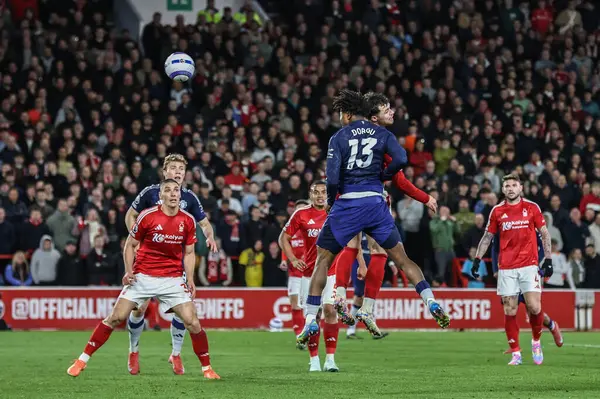 Manchester United takımından Patrick Dorgu Premier Lig maçında Nottingham Forest, Manchester United 'a karşı City Ground, Nottingham, İngiltere' de 1 Nisan 2025 'de kaleye doğru ilerliyor.