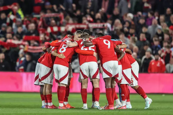 Nottingham Ormanı Premier Lig maçı sırasında Nottingham Forest Manchester United 'a karşı City Ground, Nottingham, İngiltere' de 1 Nisan 2025 'te bir takım toplantısı düzenledi.