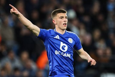 Leicester City 'den Luke Thomas, Premier League maçında takım arkadaşlarına talimatlar veriyor. Manchester City, Etihad Stadyumu' nda oynanan maçta. 2 Nisan 2025.