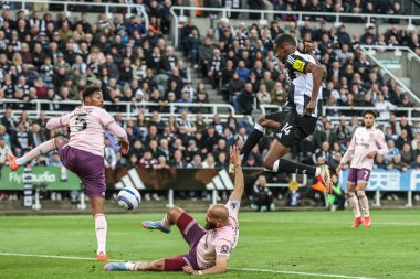 Newcastle United 'tan Alexander Isak, Premier League maçı Newcastle United' ın 2 Nisan 2025 'te St. James' s Park, Newcastle 'da Brentford' a karşı oynadığı maçta 1-0 öne geçti.