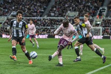 Brentford 'dan Yoane Wissa Premier Lig karşılaşmasında pas veriyor. Newcastle United, St. James' s Park, Newcastle, 2 Nisan 2025 'te Brentford' a karşı.